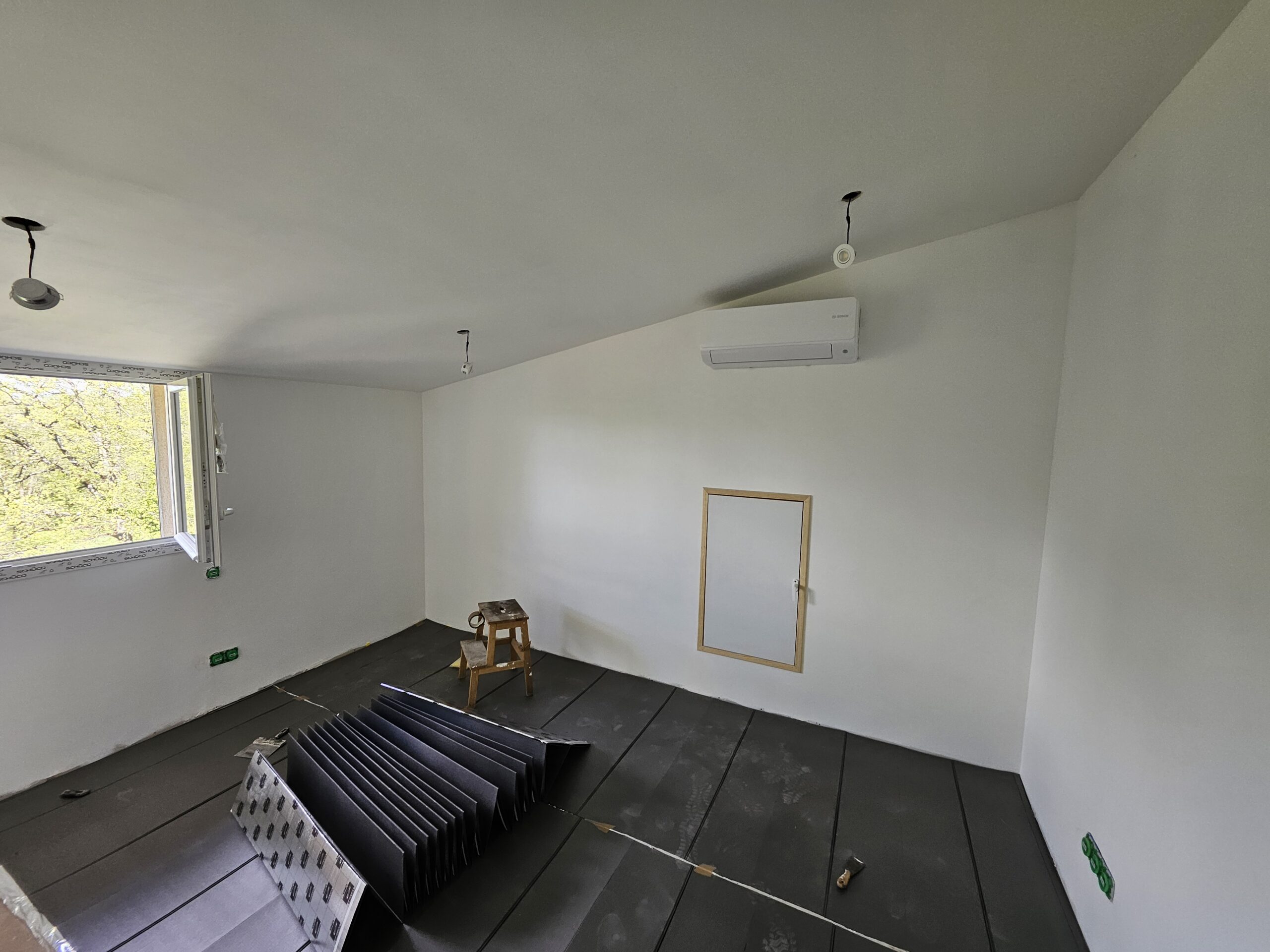 Finition de peinture blanche sur murs et plafond rampant avec protection du sol sur un chantier de rénovation par EURL Teulières