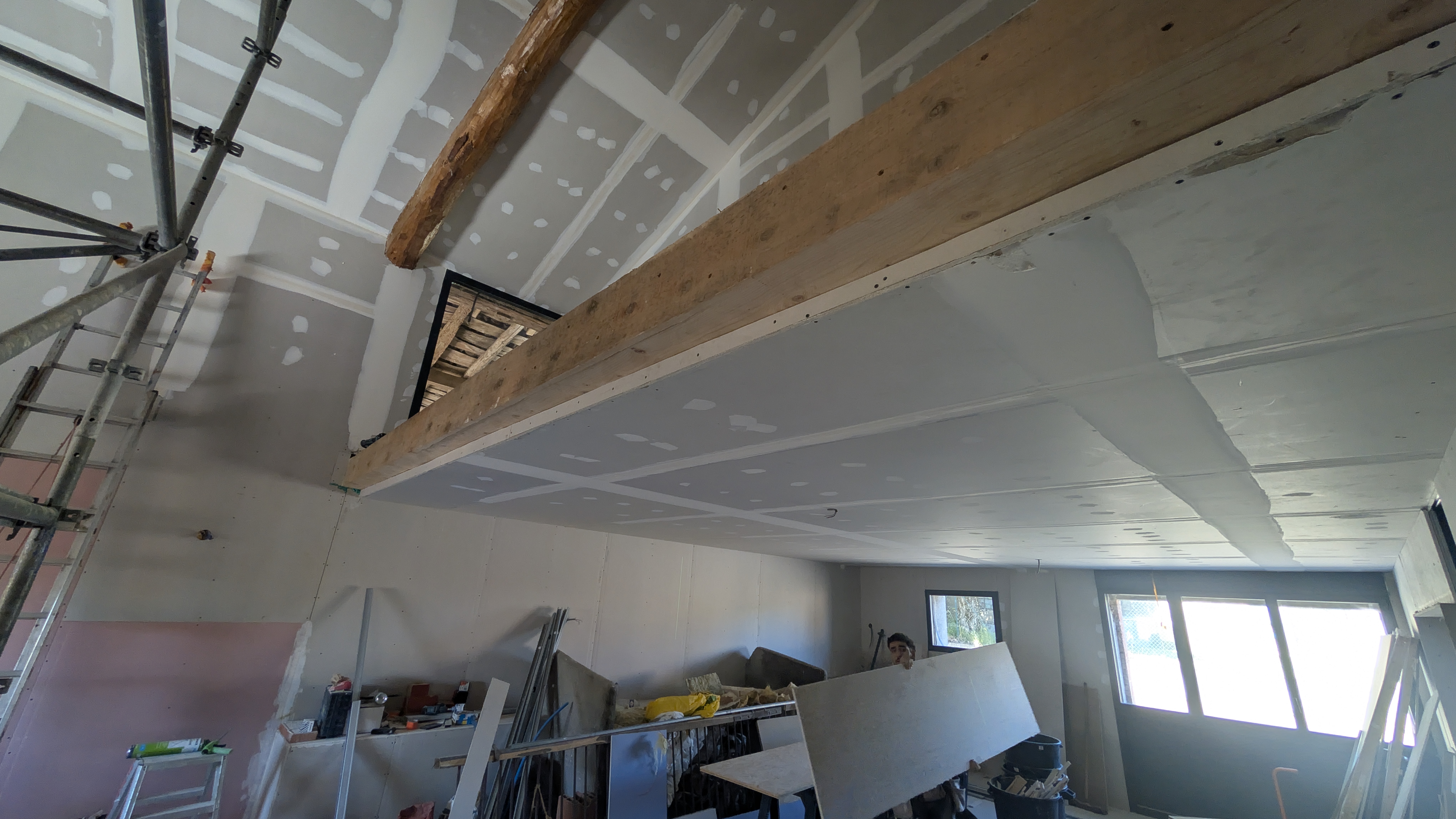 Chantier d'aménagement de combles et de mezzanine avec pose de cloisons sèches et réalisation des joints de placo sous rampants par EURL Teulières